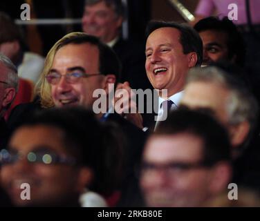 Bildnummer : 54509247 Datum : 03.10.2010 Copyright : imago/Xinhua (101003) -- BIRMINGHAM, le 3 octobre 2010 (Xinhua) -- le Premier ministre britannique et chef du Parti conservateur David Cameron (en haut) assiste à l'ouverture de la conférence du Parti conservateur au Centre international de conférences de Birmingham, en Grande-Bretagne, le 3 octobre 2010. Le Parti conservateur britannique tient sa conférence annuelle à Birmingham, la première fois depuis que le chef du parti David Cameron est devenu Premier ministre après avoir formé un gouvernement de coalition avec les libéraux démocrates après avoir remporté les élections générales en mai. (Xinhua/Zeng Yi) Banque D'Images