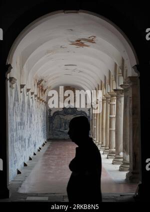 Bildnummer : 54514569 Datum : 05.10.2010 Copyright : imago/Xinhua (101005) -- SALVADOR, 5 octobre 2010 (Xinhua) -- Un touriste visite un ancien bâtiment à Salvador, au nord-est du Brésil, 5 octobre 2010. Selon le secrétaire du Tourisme de Bahia, entre janvier et août de cette année, 1,9 millions de voyageurs ont atterri dans la ville, ce qui a augmenté de 12,95 pour cent par rapport à la même période de l'année dernière. (Xinhua/Song Weiwei) BRÉSIL-SALVADOR-TOURISME PUBLICATIONxNOTxINxCHN Reisen kbdig xcb 2010 hoch Bildnummer 54514569 Date 05 10 2010 Copyright Imago XINHUA Salvador OCT 5 2010 XINHUA a visites touristiques dans l'Antiquité Banque D'Images