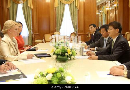 Bildnummer : 54515417 Datum : 05.10.2010 Copyright : imago/Xinhua (101006) -- SOTCHI (RUSSIE), 6 octobre 2010 (Xinhua) -- le conseiller d'État chinois Meng Jianzhu (à droite) rencontre Raisa Bogatyryova (à gauche), secrétaire du Conseil de sécurité nationale et de défense de l'Ukraine, à Sotchi, en Russie, le 5 octobre 2010, en marge d'une conférence internationale de haut niveau sur la sécurité. (Xinhua/lu Jinbo) (ypf) RUSSIE-SOTCHI-PATROUCHEV-CHINE-MENG JIANZHU-MEETING PUBLICATIONxNOTxINxCHN People Politik kbdig xmk 2010 quer Bildnummer 54515417 Date 05 10 2010 Copyright Imago XINHUA Sotchi Russie OCT 6 2010 XINHUA Chinese State Coun Banque D'Images