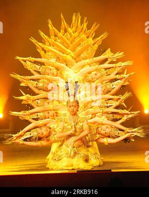 Bildnummer : 54517487 Datum : 06.10.2010 Copyright : imago/Xinhua (101007) -- BUDAPEST, 7 octobre 2010 (Xinhua) -- les artistes de la troupe chinoise des personnes handicapées (CDPPA) interprètent la danse Thousandhand Bodhisattva lors de sa comédie musicale My Dream in Budapest, 6 octobre 2010. (Xinhua/Dani Dorko) (zx) HUNGARY-BUDAPEST-CDPPA-MY DREAM PUBLICATIONxNOTxINxCHN Kultur People Aktion kbdig xkg 2010 hoch o0 Behinderung, Artistik, Tanz Bildnummer 54517487 Date 06 10 2010 Copyright Imago XINHUA Budapest OCT 7 2010 XINHUA artistes de la Chine HANDICAPÉS célébrités S Performing Art troupe Banque D'Images