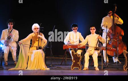 Bildnummer : 54517486 Datum : 06.10.2010 Copyright : imago/Xinhua (101007) -- BUDAPEST, 7 octobre 2010 (Xinhua) -- les musiciens aveugles de la troupe d'art de la scène chinoise des personnes handicapées (CDPPA) jouent lors de sa comédie musicale My Dream à Budapest, le 6 octobre 2010. (Xinhua/Dani Dorko) (zx) HUNGARY-BUDAPEST-CDPPA-MY DREAM PUBLICATIONxNOTxINxCHN Kultur People Musik Aktion kbdig xkg 2010 quer o0 Blinde, Behinderung, Bildnummer 54517486 Date 06 10 2010 Copyright Imago XINHUA Budapest OCT 7 2010 XINHUA musiciens aveugles de la Chine HANDICAPÉS célébrités S Performing Art troupe pendant son musical Dr Banque D'Images