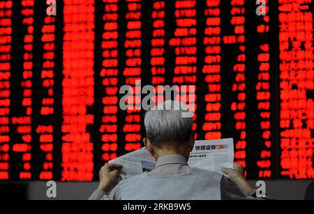 Bildnummer : 54521023 Datum : 08.10.2010 Copyright : imago/Xinhua (101008) -- HANGZHOU, 8 octobre 2010 (Xinhua) -- un investisseur siège dans une bourse à Hangzhou, capitale de la province du Zhejiang de l'est de la Chine, 8 octobre 2010. Actions chinoises ont progressé au sommet du mois vendredi sur les gains des producteurs d'or et des métaux non ferreux. L'indice Shanghai composite de référence a progressé de 3,13%, soit 83,09 points, pour clôturer à 2 738,74. L'indice Shenzhen Component a gagné 3,86%, soit 442,83 points, pour finir à 11 911,37. (Xinhua/Han Chuanhao) (xzj) CHINA-STOCKS-RISE (CN) PUBLICATIONxNOTxINxCHN Wirtschaft Börse B. Banque D'Images