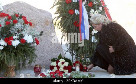 Bildnummer : 54524880 Datum : 10.10.2010 Copyright : imago/Xinhua (101010) -- SMOLENSK, 10 octobre 2010 (Xinhua) -- la première dame russe Svetlana Medvedeva assiste à une cérémonie de deuil sur le site d'un accident d'avion tragique dans la ville de Smolensk, dans l'ouest de la Russie, le 10 octobre 2010. Les Russes et les Polonais ont revisité dimanche le site tragique de la ville de Smolensk, dans l'ouest de la Russie, pour commémorer les victimes, mortes dans un accident d'avion il y a six mois. (Xinhua/lu Jinbo) (nxl) RUSSIE-POLOGNE-AVION CRASH-DEUIL PUBLICATIONxNOTxINxCHN personnes Politik kbdig xkg 2010 quer o0 Gedenken, Flugzeugabsturz, Jahrestag, Trauer Bildnumm Banque D'Images