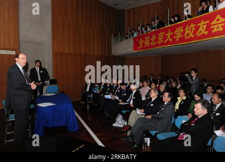 Bildnummer: 54525650  Datum: 10.10.2010  Copyright: imago/Xinhua (101010) -- CAMBRIDGE, Oct. 10, 2010 (Xinhua) -- The Pro-Vice-Chancellor for Education at the University of Cambridge John Rallison (L) addresses the inauguration of Peking University Alumni Association in the UK (PKUAA-UK) at the King s College in Cambridge, Britain, Oct. 10, 2010. Around 200 alumni of Peking University in the UK attended the ceremony. (Xinhua/Zeng Yi) (zw) BRITAIN-CAMBRIDGE-PEKING UNIVERSITY-ALUMNI ASSOCIATION PUBLICATIONxNOTxINxCHN People Politik kbdig xcb 2010 quer o0 Totale    Bildnummer 54525650 Date 10 10 Stock Photo