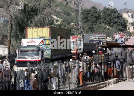 Bildnummer: 54526008  Datum: 11.10.2010  Copyright: imago/Xinhua (101011) -- TORKHAN, Oct. 11, 2010 (Xinhua) -- Pakistani oil tankers carrying fuel for NATO forces enter Afghanistan through Pakistan-Afghan border area in northwest Pakistan s Torkham, on October 11, 2010. Pakistan has decided to reopen supply routes to NATO forces in Afghanistan after closing the border to NATO trucks for 10 days. (Xinhua/Umar Qayyum) (lyi) PAKISTAN-TORKHAN-NATO-SUPPLIES-REOPEN PUBLICATIONxNOTxINxCHN Gesellschaft Wirtschaft  Grenze Verkehr Strasse kbdig xdp premiumd 2010 quer o0 Transport, LKW, Benzin, Treibsto Stock Photo