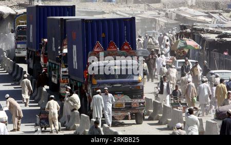 Bildnummer: 54526011  Datum: 11.10.2010  Copyright: imago/Xinhua (101011) -- TORKHAN, Oct. 11, 2010 (Xinhua) -- Pakistani oil tankers carrying fuel for NATO forces enter Afghanistan through Pakistan-Afghan border area in northwest Pakistan s Torkham, on October 11, 2010. Pakistan has decided to reopen supply routes to NATO forces in Afghanistan after closing the border to NATO trucks for 10 days. (Xinhua/Umar Qayyum) (lyi) PAKISTAN-TORKHAN-NATO-SUPPLIES-REOPEN PUBLICATIONxNOTxINxCHN Gesellschaft Wirtschaft  Grenze Verkehr Strasse kbdig xdp premiumd 2010 quer o0 Transport, LKW, Benzin, Treibsto Stock Photo