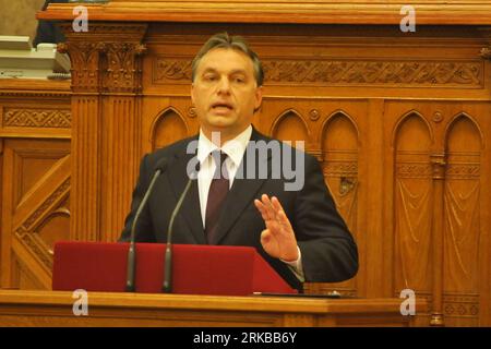 Bildnummer : 54527045 Datum : 11.10.2010 Copyright : imago/Xinhua (101011) -- BUDAPEST, 11 octobre 2010 (Xinhua) -- le Premier ministre hongrois Viktor Orban prononce un discours au Parlement à Budapest, Hongrie, le 11 octobre 2010. Orban a déclaré que le gouvernement prendrait en charge la gestion opérationnelle et financière de la société hongroise de fabrication et de commerce d'aluminium, mal et la police avaient arrêté le PDG. La Hungarian Aluminum Manufacturing and Trading Company, propriétaire du réservoir de confinement, a libéré un million de mètres cubes de boue rouge alcaline qui a inondé trois villages, tuant sept et Banque D'Images