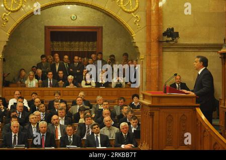 Bildnummer : 54527043 Datum : 11.10.2010 Copyright : imago/Xinhua (101011) -- BUDAPEST, 11 octobre 2010 (Xinhua) -- le Premier ministre hongrois Viktor Orban (R) prononce un discours au Parlement à Budapest, Hongrie, le 11 octobre 2010. Orban a déclaré que le gouvernement prendrait en charge la gestion opérationnelle et financière de la société hongroise de fabrication et de commerce d'aluminium, mal et la police avaient arrêté le PDG. La Hungarian Aluminum Manufacturing and Trading Company, propriétaire du réservoir de confinement, a libéré un million de mètres cubes de boue rouge alcaline qui a inondé trois villages, tuant sept Banque D'Images