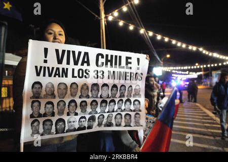 13 octobre 2010 Xinhua -- les gens attendent l'arrivée des 33 mineurs secourus de la mine de cuivre de San Jose à la périphérie de l'hôpital régional de San Jose Del Carmen Copiapo, Chili, le 12 octobre 2010. Xinhua/Nicolas Celaya lyi CHILI-ACCIDENT-SAUVETAGE-HÔPITAL DE MINE PUBLICATIONxNOTxINxCHN Banque D'Images