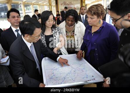 Bildnummer : 54530853 Datum : 12.10.2010 Copyright : imago/Xinhua (101012) -- GUANGZHOU, 12 octobre 2010 (Xinhua) -- Lisa Jackson (2e R), administratrice de l'Agence américaine de protection de l'environnement enquête sur la situation de la protection de l'environnement dans la section de Guangzhou de la rivière Zhujiang, dans la province du Guangdong, le 12 octobre 2010. (Xinhua/lu Hanxin) (lb) CHINA-GUANGDONG-ZHUJIANG RIVER-ENVIRONMENT-EPA (CN) PUBLICATIONxNOTxINxCHN People Politik kbdig xmk 2010 quer Bildnummer 54530853 Date 12 10 2010 Copyright Imago XINHUA Guangzhou OCT 12 2010 XINHUA Lisa Jackson 2e r Administrateur o Banque D'Images