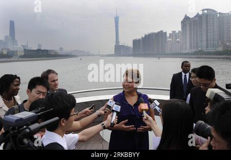 Bildnummer : 54530854 Datum : 12.10.2010 Copyright : imago/Xinhua (101012) -- GUANGZHOU, 12 octobre 2010 (Xinhua) -- Lisa Jackson (C), administratrice de l'Agence américaine de protection de l'environnement, est interviewée lors d'une croisière dans la section de Guangzhou de la rivière Zhujiang, dans la province du Guangdong du sud de la Chine, le 12 octobre 2010. Lisa Jackson a enquêté mardi sur la situation de la protection de l'environnement de la rivière Zhujiang. (Xinhua/lu Hanxin) (lb) CHINA-GUANGDONG-ZHUJIANG RIVER-ENVIRONMENT-EPA (CN) PUBLICATIONxNOTxINxCHN People Politik kbdig xmk 2010 quer o0 totale Bildnummer 54530854 Date 12 10 2010 Copyright Imago Banque D'Images