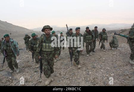 Bildnummer : 54532653 Datum : 13.10.2010 Copyright : imago/Xinhua (101013) -- KABOUL, 13 octobre 2010 (Xinhua) -- des soldats de l'Armée nationale afghane (ANA) dressent la garde sur le site d'un accident d'avion à l'est de la capitale Kaboul le 13 octobre 2010. Un avion cargo civil s'est écrasé dans les montagnes et a pris feu près de la capitale afghane à la fin octobre 12, tuant les huit membres d'équipage à bord, ont déclaré les responsables. (Xinhua/Wali Khan) (lmz) AFGHANISTAN-PLANE-CRASH PUBLICATIONxNOTxINxCHN Politik Gesellschaft Militär Flugzeugabsturz Flugzeug Absturz Unglück Frachtflugzeug Premiumd kbdig xub 2010 quer o0 Soldat Bildnummer 545326 Banque D'Images