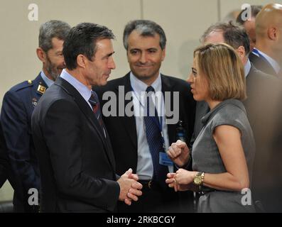 Bildnummer : 54536288 Datum : 14.10.2010 Copyright : imago/Xinhua BRUXELLES, 14 octobre 2010 (Xinhua) -- le secrétaire général de l'OTAN, Anders Fogh Rasmussen (front gauche), s'entretient avec le ministre espagnol de la Défense, Carme Chacon (front droit) lors de la réunion des ministres de la Défense de l'OTAN au siège de l'OTAN à Bruxelles, capitale de la Belgique, le 14 octobre 2010. en prévision d'une réunion conjointe des ministres de la Défense et des Affaires étrangères des pays membres de l'OTAN. (Xinhua/Wu Wei ) (lyi) BELGIUM-BRUSSELS-NATO-MEETING PUBLICATIONxNOTxINxCHN People Politik Nato Treffen kbdig xmk 2010 quer premiumd Bildnummer 54536288 Date 14 10 2010 Copyright Banque D'Images