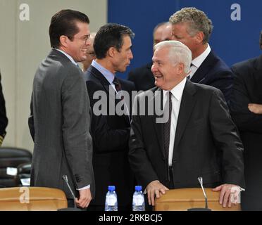 Bildnummer : 54536294 Datum : 14.10.2010 Copyright : imago/Xinhua BRUXELLES, 14 octobre 2010 (Xinhua) -- le secrétaire américain à la Défense, Rebert Gates (front de droite), s'entretient avec le ministre allemand de la Défense, Karl-Theodor zu Guttenberg (L, front), lors de la réunion des ministres de la Défense de l'OTAN au siège de l'OTAN à Bruxelles, capitale belge, le 14 octobre 2010. en prévision d'une réunion conjointe des ministres de la Défense et des Affaires étrangères des pays membres de l'OTAN. (Xinhua/Wu Wei ) (lyi) BELGIUM-BRUSSELS-NATO-MEETING PUBLICATIONxNOTxINxCHN People Politik Nato Treffen kbdig xmk 2010 quadrat premiumd Bildnummer 54536294 Date 14 10 2010 COP Banque D'Images