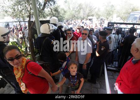 Bildnummer : 54539714 Datum : 15.10.2010 Copyright : imago/Xinhua (101015) -- ATHÈNES, 15 octobre 2010 (Xinhua) -- les touristes se présentent pour visiter la colline de l'Acropole à Athènes, Grèce, 15 octobre 2010. La colline de l'Acropole a été ouverte gratuitement aux touristes vendredi après-midi, le troisième jour des manifestations des employés du ministère grec de la Culture et du Tourisme qui avaient fermé le site archéologique dénonçant les mesures d'austérité dans le contexte d'une grave crise économique. (Xinhua/Marios Lolos) (zw) GREECE-ATHENS-ACROPOLIS-REOPEN PUBLICATIONxNOTxINxCHN Gesellschaft Eröffnung Wiedereröffnung Akropolis kbdig xdp premiumd 2010 q Banque D'Images