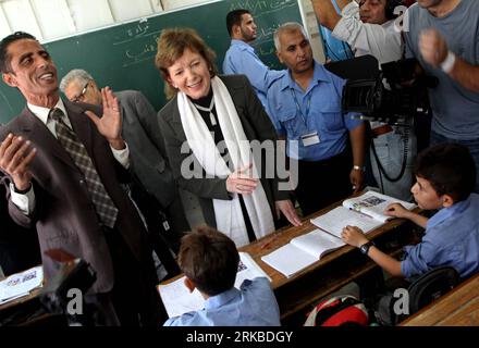 Bildnummer : 54540547 Datum : 16.10.2010 Copyright : imago/Xinhua (101016) -- GAZA, 16 octobre 2010 (Xinhua) -- l'ancienne présidente irlandaise et actuellement Haut-commissaire des Nations Unies aux droits de l'homme Mary Robinson (C) visite le Centre des droits de l'homme de Gaza, le 16 octobre 2010. Une délégation du groupe international de résolution des conflits des Elders, présidée par l'ancienne présidente irlandaise et actuellement Haut-commissaire des Nations Unies aux droits de l'homme Mary Robinson et composée de personnalités mondiales à la retraite, est arrivée samedi à Gaza via le terminal égyptien de Rafah pour inspecter la situation humanitaire Banque D'Images