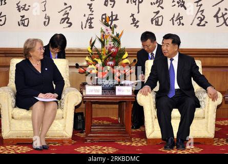 Bildnummer: 54541128  Datum: 17.10.2010  Copyright: imago/Xinhua BEIJING, Oct. 17, 2010 (Xinhua) -- Chinese Vice Premier Hui Liangyu (1st R) meets with Michelle Bachelet Jeria, head of UN Women, prior to the opening ceremony of Poverty Reduction and Development Forum and the 3rd China Poverty Eradication Awards Ceremony in Beijing, capital of China, Oct. 17, 2010, on the occasion of the 18th anniversary event of the International Day for the Eradication of Poverty.(Xinhua/Huang Jingwen) (zgp) CHINA-BEIJING-HUI LIANGYU-POVERTY REDUCTION AND DEVELOPMENT FORUM (CN) PUBLICATIONxNOTxINxCHN People P Stock Photo