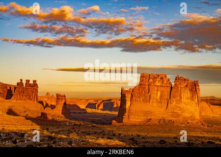 Lever du soleil et nuages du matin au point de vue de la Sal Mountains, Arches National Park Utah , trois commérages, Sheep Rock, et Courthouse Towers Banque D'Images