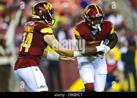 Les commandants de Washington QB Sam Howell avec le transfert au RB Brian Robinson Jr (8) lors de la deuxième semaine de match de pré-saison contre les Ravens de Baltimore au FedEx Field à Landover MD le 21 août 2023 (Alyssa Howell/image of Sport) Banque D'Images