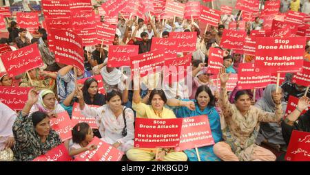 Bildnummer: 54557765  Datum: 22.10.2010  Copyright: imago/Xinhua (101022) -- LAHORE, Oct. 22, 2010 (Xinhua) -- Pakistani protesters shout slogans against US drone attacks during a protest in eastern Pakistan s Lahore on Oct. 22, 2010. At least 80 people, most of whom are believed to be militants, have been reportedly killed in the U.S. drone attacks since the beginning of October. (Xinhua/Sajjad) (zf) PAKISAN-LAHORE-PROTEST-US-DRONE ATTACK PUBLICATIONxNOTxINxCHN Gesellschaft Politik Demo Protest USA Angriff Militär kbdig xub 2010 quer premiumd     Bildnummer 54557765 Date 22 10 2010 Copyright Stock Photo