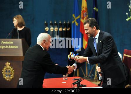 101022 -- OVIEDO, 22 octobre 2010 Xinhua -- le Prince héritier Felipe d'Espagne remet le Prix Prince des Asturies pour les Arts au sculpteur américain Richard Serra lors de la cérémonie de remise du Prix Prince des Asturies 2010 à Oviedo, Espagne, le 22 octobre 2010. Xinhua/Chen Haitong zw ESPAGNE-OVIEDO-PRINCE DES ASTURIES-PRIX PUBLICATIONxNOTxINxCHN Banque D'Images