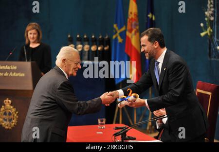 Bildnummer: 54558222  Datum: 22.10.2010  Copyright: imago/Xinhua (101022) -- OVIEDO, Oct. 22, 2010 (Xinhua) -- Spain s Crown Prince Felipe presents Prince of Asturias Award for Communications and Hummanities to French sociologist Alain Touraine during the 2010 Prince of Asturias Award ceremony in Oviedo, Spain, Oct. 22, 2010. (Xinhua/Chen Haitong) (zw) SPAIN-OVIEDO-PRINCE OF ASTURIAS-AWARD PUBLICATIONxNOTxINxCHN People Adel Preisverleihung kbdig xsp 2010 quer o0 Preisträger, Trophäe, Objekte    Bildnummer 54558222 Date 22 10 2010 Copyright Imago XINHUA  Oviedo OCT 22 2010 XINHUA Spain S Crown Stock Photo