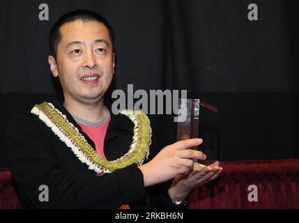 Bildnummer : 54561039 Datum : 24.10.2010 Copyright : imago/Xinhua HONOLULU, 24 octobre 2010 (Xinhua) -- le réalisateur chinois Jia Zhangke pose pour des photos avec son trophée lors du 30e Festival international du film d'Hawaï (HIFF) à Honolulu, capitale d'Hawaï, États-Unis, le 23 octobre 2010. Le documentaire de Jia I Wish I Knew a remporté le Golden Orchid Award du meilleur documentaire de HIFF cette année. (Xinhua/Xie Xiudong) (zf) U.S.-HAWAII-INTERNATIONAL FILM FESTIVAL-JIA ZHANGKE-AWARD PUBLICATIONxNOTxINxCHN People film Kultur Filmfest kbdig xsk 2010 quer o0 Trophäe Objekte Preisträger Bildnummer 54561039 Date Banque D'Images