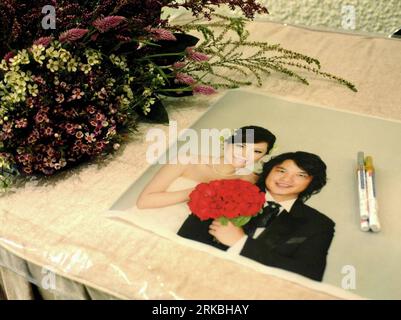 Bildnummer : 54562519 Datum : 24.10.2010 Copyright : imago/Xinhua (101025) -- HONG KONG, Oct. 25, 2010 (Xinhua) -- Une paire de photo de couple est vue lors de leur cérémonie de mariage dans le sud de la Chine Hong Kong, Oct. 24, 2010. La coutume du mariage change car il est populaire de nos jours pour les jeunes couples d'avoir une cérémonie traditionnelle chinoise le matin et une cérémonie de style occidental à l'église dans l'après-midi. (Xinhua/Li Qiuchan) (cxy) CHINA-HONG KONG-CUSTOM-WEDDING (CN) PUBLICATIONxNOTxINxCHN Gesellschaft kbdig xcb 2010 quer o0 Hochzeit Hochzeitsfoto Foto Bildnummer 54562519 Date 24 10 2010 Copyright Imag Banque D'Images