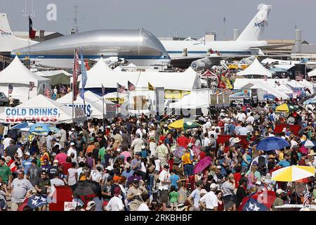 Bildnummer: 54562526  Datum: 24.10.2010  Copyright: imago/Xinhua (101025) -- HOUSTON, Oct. 25, 2010 (Xinhua) -- The Wings Over Houston Airshow is held at the Arlington Air Force Base, Texas, the United States, Oct. 24, 2010. (Xinhua/Song Qiong)(zcc) U.S.-HOUSTON-AIRSHOW PUBLICATIONxNOTxINxCHN Gesellschaft AirShow kbdig xcb 2010 quer  o0 Flugzeuge Flugshow Totale    Bildnummer 54562526 Date 24 10 2010 Copyright Imago XINHUA  Houston OCT 25 2010 XINHUA The Wings Over Houston Airshow IS Hero AT The Arlington Air Force Base Texas The United States OCT 24 2010 XINHUA Song Qiong ZCC U S Houston Airs Banque D'Images