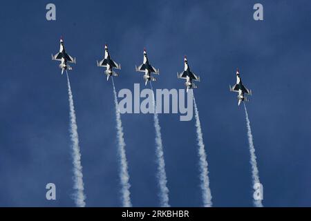 Bildnummer : 54562525 Datum : 24.10.2010 Copyright : imago/Xinhua (101025) -- HOUSTON, 25 octobre 2010 (Xinhua) -- les Thunderbirds de l'US Air Force se produisent lors du spectacle aérien Wings Over Houston à la base aérienne d'Arlington, Texas, États-Unis, le 24 octobre 2010. (Xinhua/Song Qiong)(zcc) U.S.-HOUSTON-AIRSHOW PUBLICATIONxNOTxINxCHN Gesellschaft Airshow kbdig xcb 2010 25 2010 quer o0 Flugzeuge Flugshow Objekte formation Formationsflug Luftfahrt Verkehr Bildnummer 54562525 Date 24 10 2010 Copyright Imago XINHUA Houston Over the Thunderbirds XINHUA AS AirForce Over the Thunderbird Banque D'Images