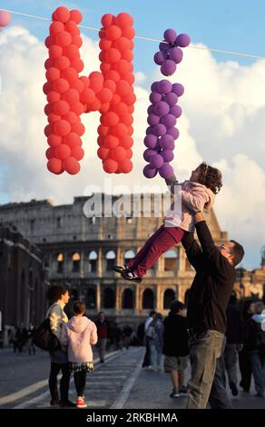 Bildnummer : 54562548 Datum : 24.10.2010 Copyright : imago/Xinhua (101024) -- ROME, 24 octobre 2010 (Xinhua) -- Une enfant tenue en hauteur par son père touche des ballons sur l'avenue des Forums impériaux, près de l'ancien Colisée à Rome, capitale de l'Italie, le 24 octobre 2010. Un événement nommé la mémoire des Jeux de rue a eu lieu près de l'ancien Colisée de Rome dimanche, attirant de nombreux citoyens et touristes. (Xinhua/Wang Qingqin) ITALY-ROME-STREET GAMES-COLOSSEUM PUBLICATIONxNOTxINxCHN Gesellschaft Italien kbdig xcb 2010 hoch o0 Hi Luftballons Gruß Bildnummer 54562548 Date 24 10 2010 Copyright Imago XINH Banque D'Images