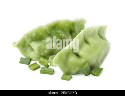Deux délicieuses boulettes vertes (gyozas) et oignon isolé sur blanc Banque D'Images