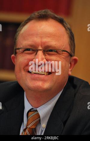 Bildnummer : 54564988 Datum : 25.10.2010 Copyright : imago/Xinhua (101025) -- BUDAPEST, 25 octobre 2010 (Xinhua) -- Christoph Rosenberg, chef de la délégation du Fonds monétaire international (FMI), s'adresse aux médias lors d'une conférence de presse à Budapest, capitale de la Hongrie, le 25 octobre 2010. Le FMI a prédit qu'en 2011, le produit intérieur brut (PIB) de la Hongrie augmentera de 2,5 pour cent, a déclaré Rosenberg lors d'une conférence de presse lundi. (Xinhua/Dani Dorko) (zw) HUNGARY-BUDAPEST-GDP-IMF PUBLICATIONxNOTxINxCHN Wirtschaft people kbdig xub 2010 hoch premiumd Bildnummer 54564988 Date 25 10 2010 Copyright Imag Banque D'Images