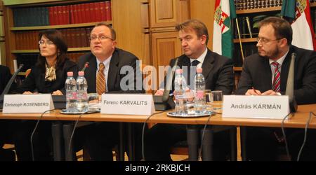 Bildnummer : 54564987 Datum : 25.10.2010 Copyright : imago/Xinhua (101025) -- BUDAPEST, 25 octobre 2010 (Xinhua) -- la représentante résidente du FMI en Hongrie Iryna Ivaschenko, le chef de la délégation du FMI Christoph Rosenberg, le vice-gouverneur de la Banque nationale hongroise Ferenc Karvalits et le secrétaire d'État du ministère hongrois de l'économie nationale Andras Karman (G-D) donnent une conférence de presse à Budapest, capitale de la Hongrie, le 25 octobre 2010. Le FMI a prédit qu'en 2011, le produit intérieur brut (PIB) de la Hongrie augmentera de 2,5 pour cent, a déclaré Rosenberg lors d'une conférence de presse à Mond Banque D'Images