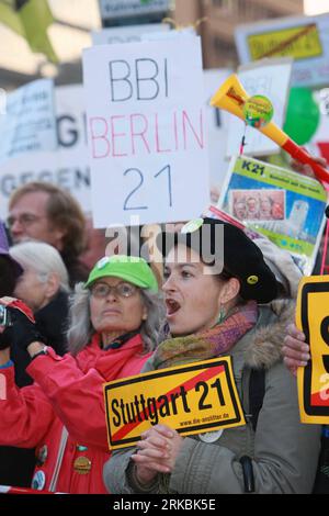 Bildnummer : 54566583 Datum : 26.10.2010 Copyright : imago/Xinhua (101026) -- BERLIN, 26 octobre 2010 (Xinhua) -- assister à une manifestation contre le projet de gare de métro Stuttgart 21 à Berlin, Allemagne, le 26 octobre 2010. Quelque 600 manifestants sont arrivés à Berlin par un train spécial en provenance de Stuttgart pour protester contre le projet Stuttgart 21 qui, selon eux, démolira de nombreux bâtiments historiques et coûtera cher. (Xinhua/Luo Huanhuan) (zw) ALLEMAGNE-BERLIN-STUTTGART-GARE-MANIFESTATION PUBLICATIONxNOTxINxCHN Gesellschaft Wirtschaft manifestation Demo Stuttgart 21 Stuttgart21 kbdig xdp pr Banque D'Images