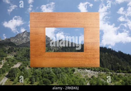 Cadre en bois et belles montagnes sous ciel bleu avec des nuages Banque D'Images