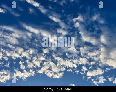 Palm Springs, Californie, États-Unis. 23 août 2023. Nuages au-dessus de Palm Springs juste après le lever du soleil. (Image de crédit : © Ian L. Sitren/ZUMA Press Wire) USAGE ÉDITORIAL SEULEMENT! Non destiné à UN USAGE commercial ! Banque D'Images