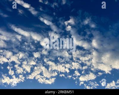 Palm Springs, Californie, États-Unis. 23 août 2023. Nuages au-dessus de Palm Springs juste après le lever du soleil. (Image de crédit : © Ian L. Sitren/ZUMA Press Wire) USAGE ÉDITORIAL SEULEMENT! Non destiné à UN USAGE commercial ! Banque D'Images