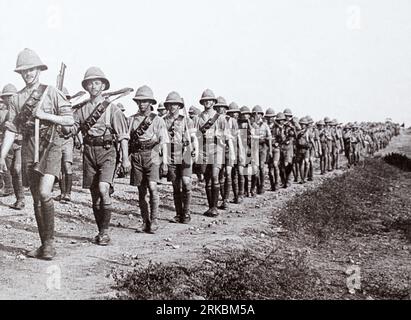 Infanterie britannique en marche vers Bagdad pendant la campagne mésopotamienne de la première Guerre mondiale. Banque D'Images