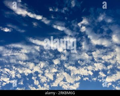 Palm Springs, Californie, États-Unis. 23 août 2023. Nuages au-dessus de Palm Springs juste après le lever du soleil. (Image de crédit : © Ian L. Sitren/ZUMA Press Wire) USAGE ÉDITORIAL SEULEMENT! Non destiné à UN USAGE commercial ! Banque D'Images