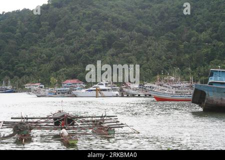 Bildnummer : 54577212 Datum : 28.10.2010 Copyright : imago/Xinhua (101028) -- YOGYAKARTA, 28 octobre 2010 (Xinhua) -- les bateaux de pêche et les voiliers rapides se retrouvent bloqués au port de Bungus dans la province de Sumatra Ouest de l'Indonésie, 28 octobre 2010. Les raz-de-marée autour de l'île de Sikakap, frappée par un tsunami meurtrier, ont entravé les efforts visant à fournir des secours à plus de 2 100 000 victimes du tsunami. Cependant, le cargo Barau est parti jeudi pour la zone sinistrée avec près de 300 sauveteurs et journalistes ainsi que du matériel de secours. (Xinhua/Li Xiaoyu) (lyx) INDONÉSIE-TSUNAMI-SAUVETEURS-SECOURS PUBLICATIONxNOTxINxCHN Banque D'Images
