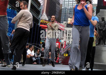 Bildnummer : 54578582 Datum : 28.10.2010 Copyright : imago/Xinhua NEW YORK, 29 octobre 2010 (Xinhua) -- les danseurs des Shen Wei Dance Arts se produisent à Times Square à New York, aux États-Unis, le 28 octobre 2010. Shen Wei, danseur et chorégraphe sino-américain qui a reçu le prix Nijinsky pour chorégraphe émergent en 2004 et MacArthur Genius en 2007, était autrefois chorégraphe principal des cérémonies d'ouverture des Jeux olympiques de Pékin en 2008. Sa compagnie de danse moderne Shen Wei Dance Arts a célébré jeudi son 10e anniversaire. (Xinhua/Liu Xin)(djj) U.S.-NEW YORK-SHEN WEI DANSE ARTS PUBLICATI Banque D'Images