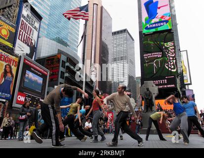 Bildnummer : 54578584 Datum : 28.10.2010 Copyright : imago/Xinhua NEW YORK, 29 octobre 2010 (Xinhua) -- les danseurs des Shen Wei Dance Arts se produisent à Times Square à New York, aux États-Unis, le 28 octobre 2010. Shen Wei, danseur et chorégraphe sino-américain qui a reçu le prix Nijinsky pour chorégraphe émergent en 2004 et MacArthur Genius en 2007, était autrefois chorégraphe principal des cérémonies d'ouverture des Jeux olympiques de Pékin en 2008. Sa compagnie de danse moderne Shen Wei Dance Arts a célébré jeudi son 10e anniversaire. (Xinhua/Liu Xin)(djj) U.S.-NEW YORK-SHEN WEI DANSE ARTS PUBLICATI Banque D'Images