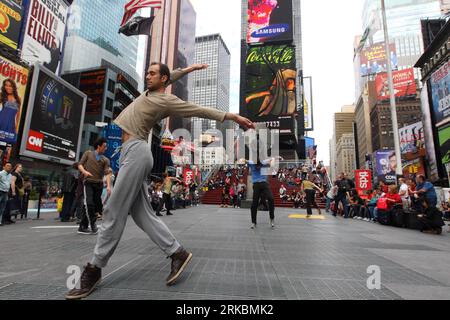 Bildnummer : 54578586 Datum : 28.10.2010 Copyright : imago/Xinhua NEW YORK, 29 octobre 2010 (Xinhua) -- les danseurs des Shen Wei Dance Arts se produisent à Times Square à New York, aux États-Unis, le 28 octobre 2010. Shen Wei, danseur et chorégraphe sino-américain qui a reçu le prix Nijinsky pour chorégraphe émergent en 2004 et MacArthur Genius en 2007, était autrefois chorégraphe principal des cérémonies d'ouverture des Jeux olympiques de Pékin en 2008. Sa compagnie de danse moderne Shen Wei Dance Arts a célébré jeudi son 10e anniversaire. (Xinhua/Liu Xin) U.S.-NEW YORK-SHEN WEI DANSE ARTS PUBLICATIONxNO Banque D'Images