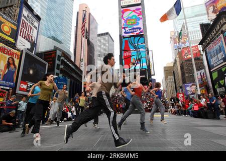 Bildnummer : 54578581 Datum : 28.10.2010 Copyright : imago/Xinhua NEW YORK, 29 octobre 2010 (Xinhua) -- les danseurs des Shen Wei Dance Arts se produisent à Times Square à New York, aux États-Unis, le 28 octobre 2010. Shen Wei, danseur et chorégraphe sino-américain qui a reçu le prix Nijinsky pour chorégraphe émergent en 2004 et MacArthur Genius en 2007, était autrefois chorégraphe principal des cérémonies d'ouverture des Jeux olympiques de Pékin en 2008. Sa compagnie de danse moderne Shen Wei Dance Arts a célébré jeudi son 10e anniversaire. (Xinhua/Liu Xin) U.S.-NEW YORK-SHEN WEI DANSE ARTS PUBLICATIONxNO Banque D'Images