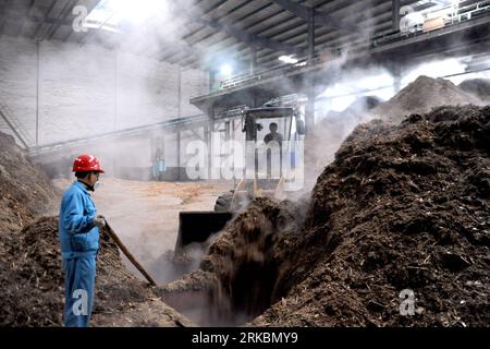 Bildnummer : 54580696 Datum : 15.12.2009 Copyright : imago/Xinhua (101029) -- QUZHOU, 29 octobre 2010 (Xinhua) -- une photo prise le 15 décembre 2009 montre des travailleurs qui travaillent avec des matériaux brûlants dans une centrale électrique à Quzhou, dans la province du Zhejiang de l'est de la Chine. (Xinhua/Wang Xiaochuan) (cxy) TRAVAILLEURS SINO-CHINOIS (CN) PUBLICATIONxNOTxINxCHN Wirtschaft kbdig xsk 2009 quer Fabrik Arbeitswelten Kraftwerk Biokraftwerk Biogaswerk Bildnummer Date 15 12 2009 Copyright Imago XINHUA Quzhou OCT 29 2010 XINHUA fichier photo prise le décembre 15 2009 montre des travailleurs traitant un plan de la puissance dans le 54580696 montre des matériaux Banque D'Images