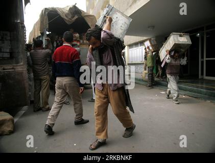 Bildnummer: 54586595  Datum: 30.10.2010  Copyright: imago/Xinhua (101030) -- SRINAGAR, Oct. 30, 2010 (Xinhua) -- Kashmiri laborers carry boxes containing official documents during the closure of Jammu and Kashmir states Civil Secretariat in Srinagar, summer capital of Indian-controlled Kashmir, Oct, 30, 2010. India-controlled Kashmir is the only region to have two capital cities - Srinagar and Jammu, and the practice of shifting the seat of the state government and administrative departments between the twin capitals is officially known as the Darbar Move . This legacy of shifting offices bi-a Stock Photo