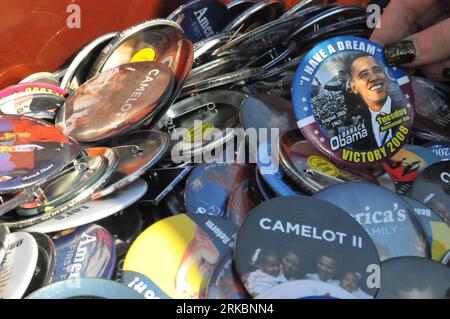 Bildnummer : 54586699 Datum : 30.10.2010 Copyright : imago/Xinhua (101031) -- CHICAGO, 31 octobre 2010 (Xinhua) -- les badges du président américain Barack Obama sont vendus à Hyde Park à Chicago, Illinois, où un rassemblement a lieu le 30 octobre 2010. Obama a commencé une dernière campagne avant les élections de mi-mandat du 2 novembre à Philadelphie en Pennsylvanie, Bridgeport du Connecticut et Chicago en Illinois samedi, rassemblant ses collègues démocrates aux urnes. (Xinhua/Jiang Xintong) (djj) US-CHICAGO-MEIDAL ELECTIONS-OBAMA PUBLICATIONxNOTxINxCHN Politik Wahlen Wahlkampf USA kbdig xsp 2010 quer o0 Anstecker, Obje Banque D'Images