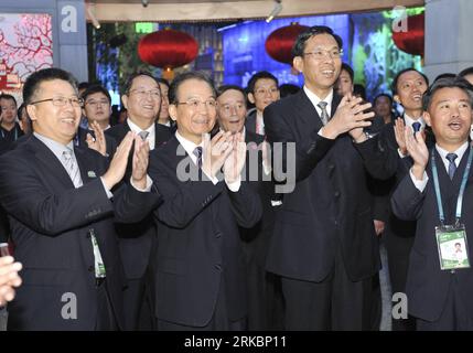 Bildnummer : 54587358 Datum : 31.10.2010 Copyright : imago/Xinhua (101031) -- SHANGHAI, 31 octobre 2010 (Xinhua) -- le Premier ministre chinois Wen Jiabao (2e L, devant) visite le Pavillon provincial conjoint du Guangdong de Chine dans le Parc de l'exposition universelle à Shanghai, dans l'est de la Chine, le 31 octobre 2010. (Xinhua/Huang Jingwen) (zhs) WORLD EXPO-SHANGHAI-WEN JIABAO (CN) PUBLICATIONxNOTxINxCHN People Politik Wirtschaft EXPO Schluss Schliessung Abschlussveranstaltung Shanghai Gipfeltreffen kbdig xdp 31 2010 quer Bildnummer 54587358 Date 31 10 2010 Copyright XINHUA Chinese Premier ministre Shanghai Wen 2010 OCT Banque D'Images