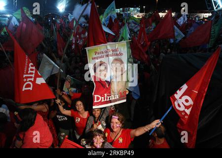 Bildnummer : 54589475 Datum : 31.10.2010 Copyright : imago/Xinhua (101101) -- BRASILIA, 1 novembre 2010 (Xinhua) -- les partisans de Dilma Rousseff, candidate à la présidence du Parti des travailleurs (PT) au pouvoir du Brésil, célèbrent le résultat de l élection présidentielle brésilienne à Brasilia, capitale du Brésil, le 31 octobre 2010. Dilma Rousseff a été officiellement déclarée présidente élue dimanche par le Tribunal électoral supérieur (SET). (Xinhua/Agencia Estado) (BRÉSIL SORTI) BRÉSIL-ÉLECTION PRÉSIDENTIELLE-ROUSSEFF-WIN PUBLICATIONxNOTxINxCHN Politik kbdig xkg 2010 quer O0 Wahl Präsidentschaftswahl Anhänger Bildnummer Banque D'Images